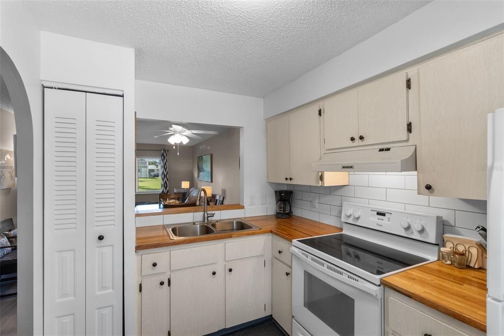 合同活跃: $116,500 (1 贝兹, 1 浴室, 635 平方英尺)