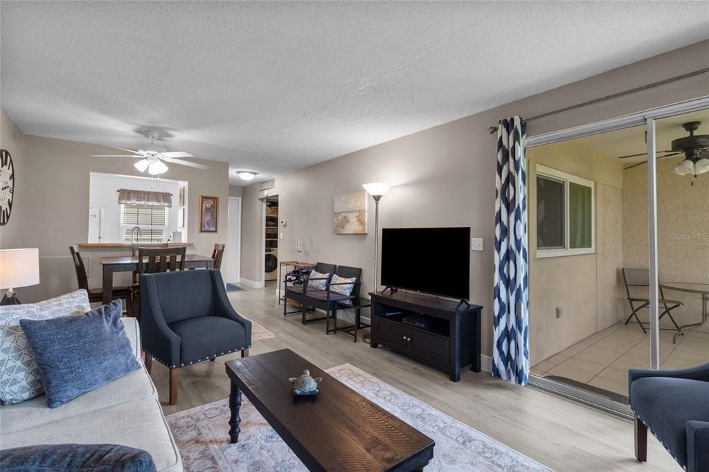 合同活跃: $116,500 (1 贝兹, 1 浴室, 635 平方英尺)