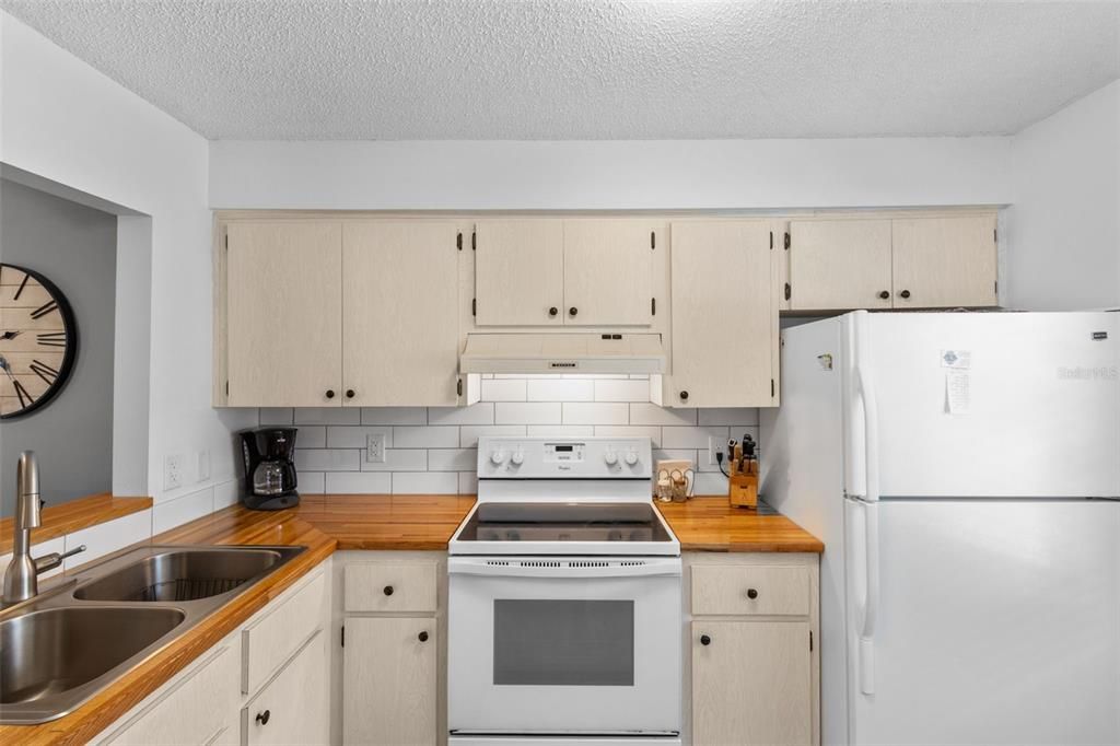 合同活跃: $116,500 (1 贝兹, 1 浴室, 635 平方英尺)