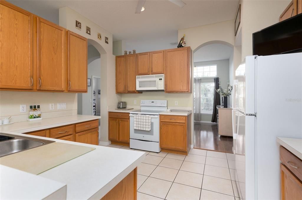 Под контрактом: $396,000 (3 спален, 2 ванн, 2057 Квадратных фут)