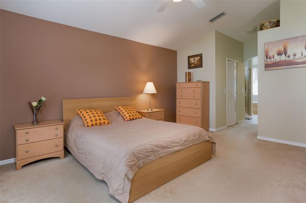 Под контрактом: $396,000 (3 спален, 2 ванн, 2057 Квадратных фут)