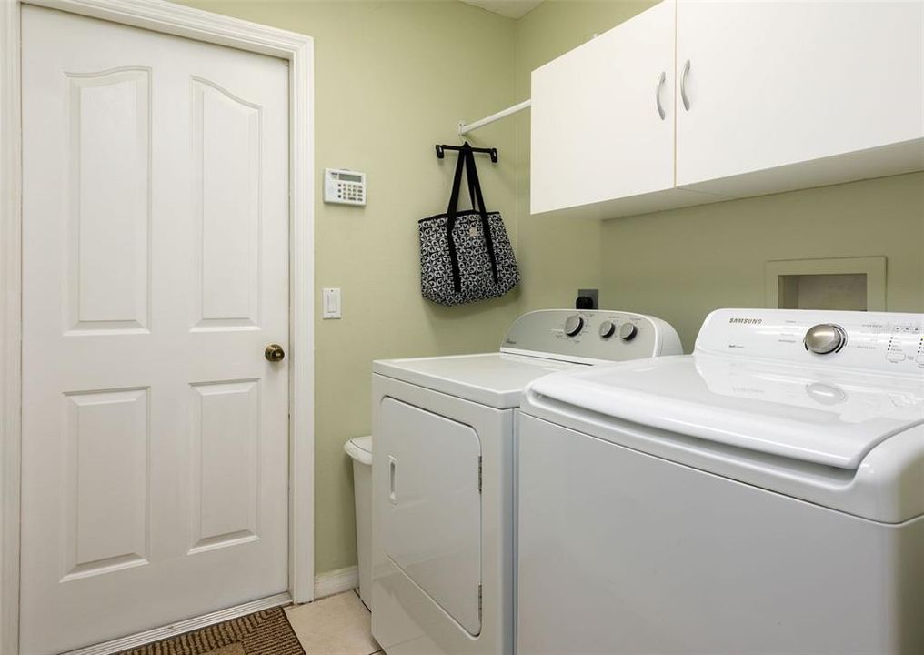 Под контрактом: $396,000 (3 спален, 2 ванн, 2057 Квадратных фут)