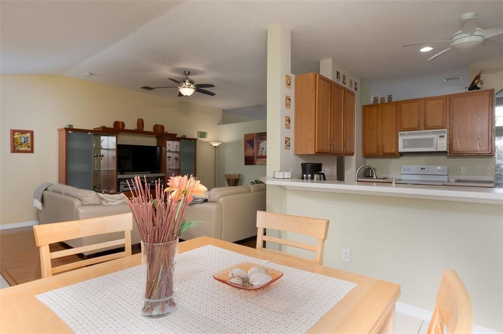 Под контрактом: $396,000 (3 спален, 2 ванн, 2057 Квадратных фут)