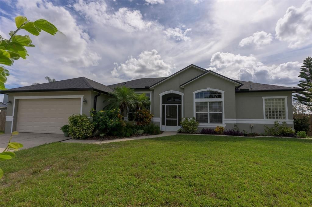 Под контрактом: $396,000 (3 спален, 2 ванн, 2057 Квадратных фут)