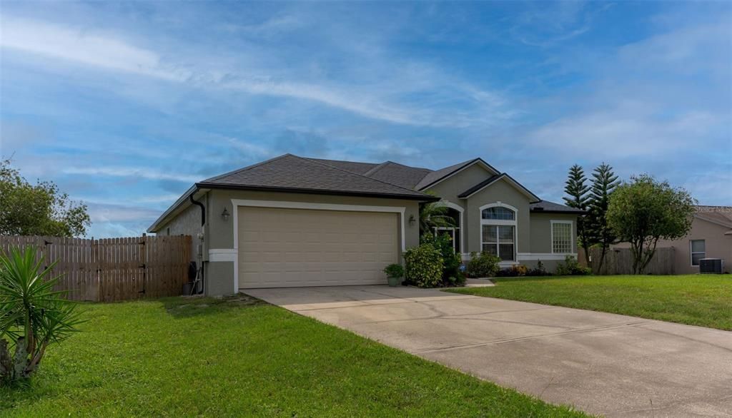 Под контрактом: $396,000 (3 спален, 2 ванн, 2057 Квадратных фут)