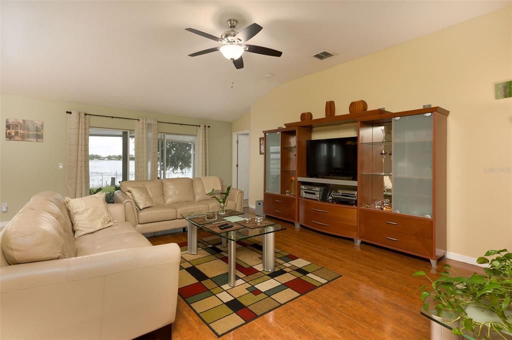 Под контрактом: $396,000 (3 спален, 2 ванн, 2057 Квадратных фут)