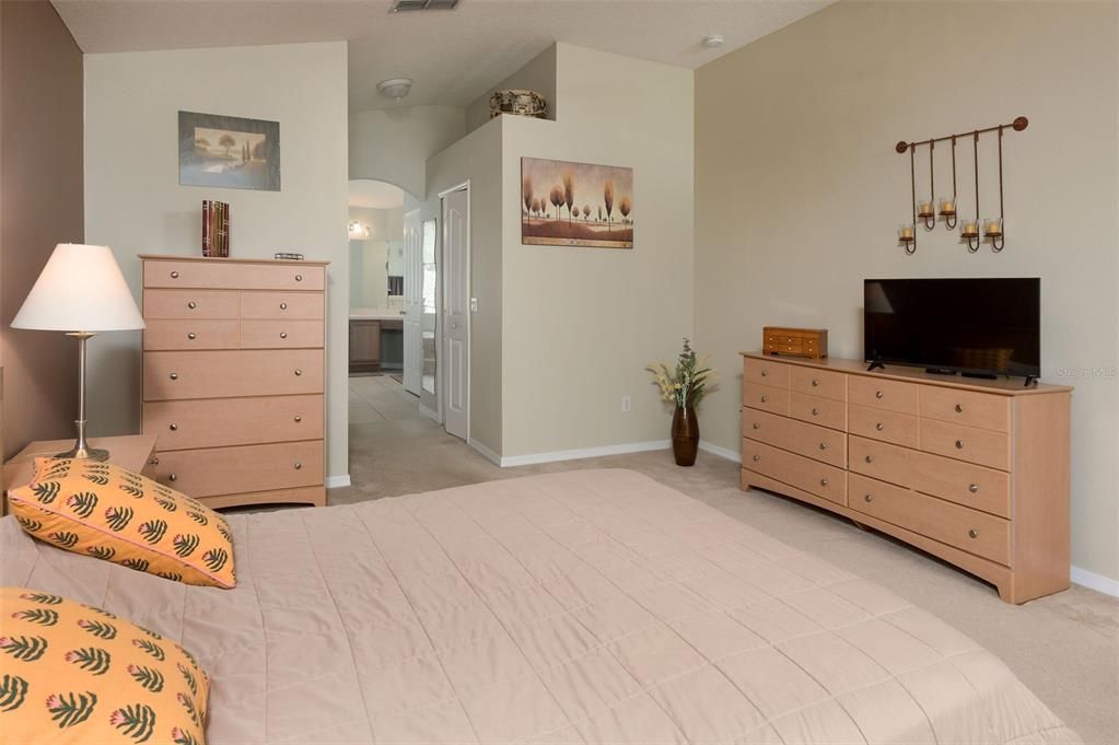 Под контрактом: $396,000 (3 спален, 2 ванн, 2057 Квадратных фут)