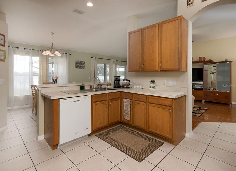 Под контрактом: $396,000 (3 спален, 2 ванн, 2057 Квадратных фут)