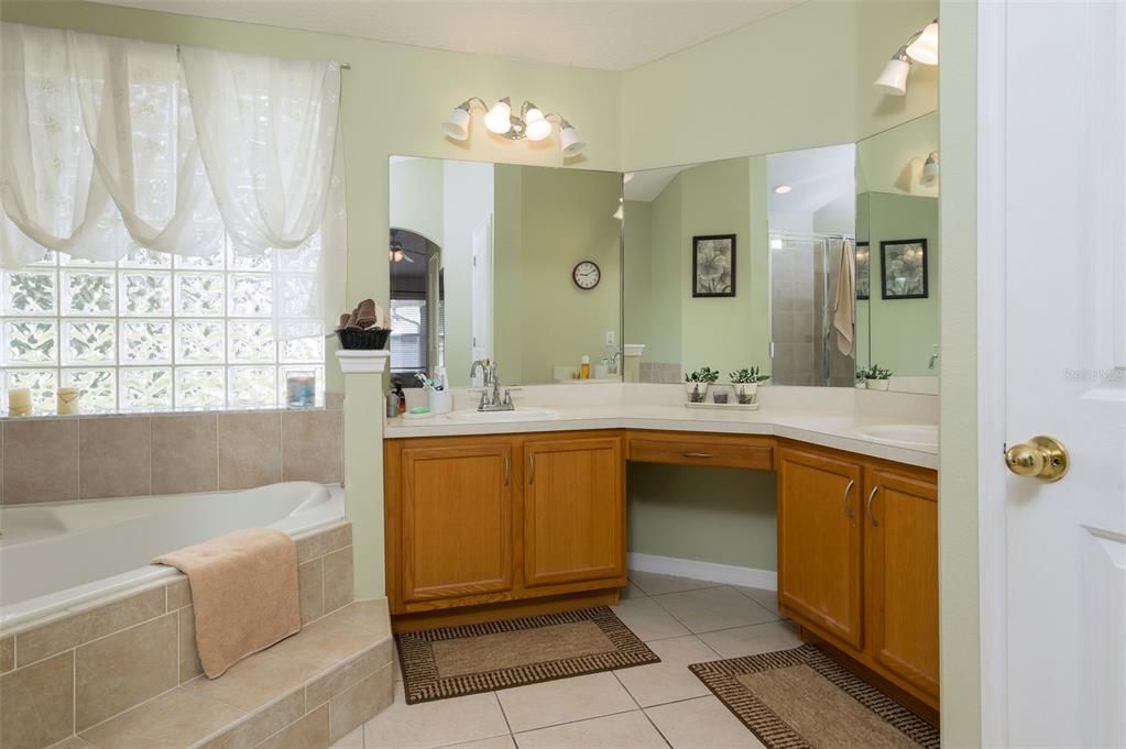 Под контрактом: $396,000 (3 спален, 2 ванн, 2057 Квадратных фут)