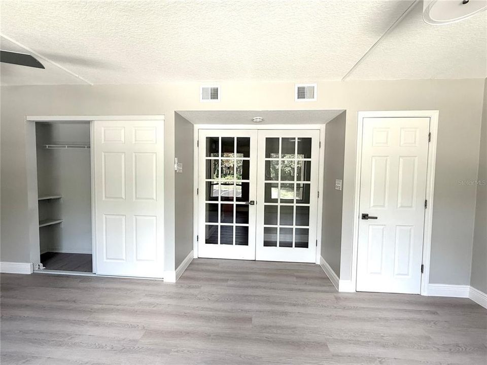 Под контрактом: $199,000 (2 спален, 2 ванн, 1341 Квадратных фут)