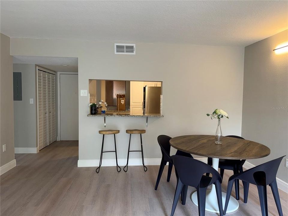 Под контрактом: $199,000 (2 спален, 2 ванн, 1341 Квадратных фут)