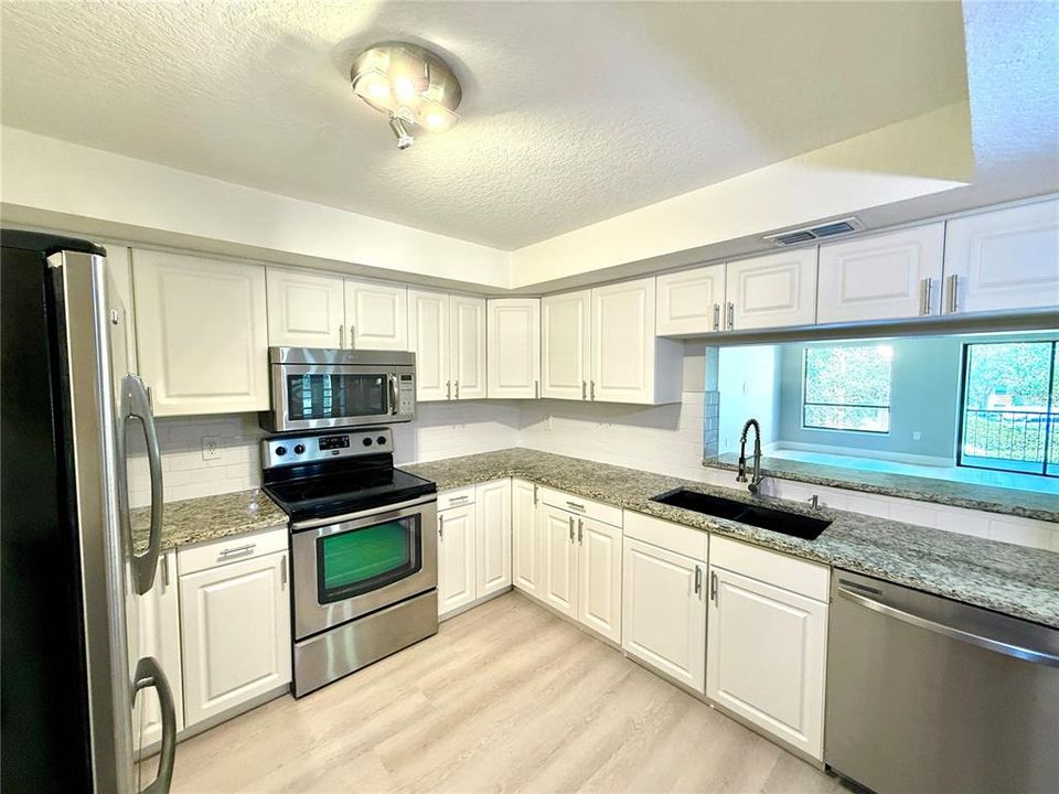 Под контрактом: $199,000 (2 спален, 2 ванн, 1341 Квадратных фут)