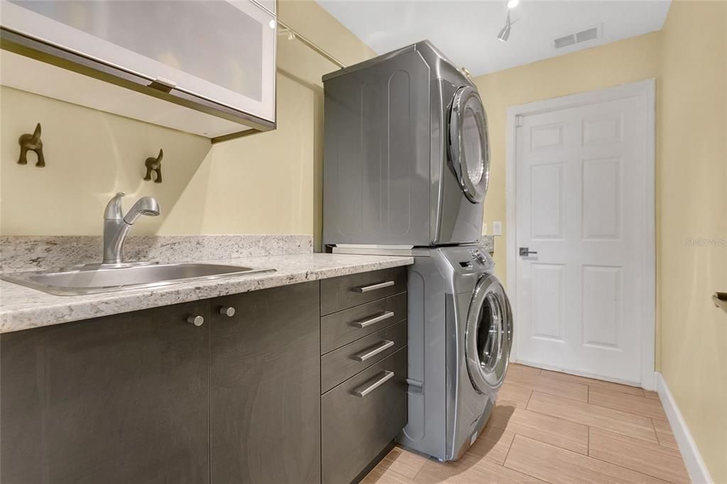 合同活跃: $869,000 (4 贝兹, 3 浴室, 2716 平方英尺)