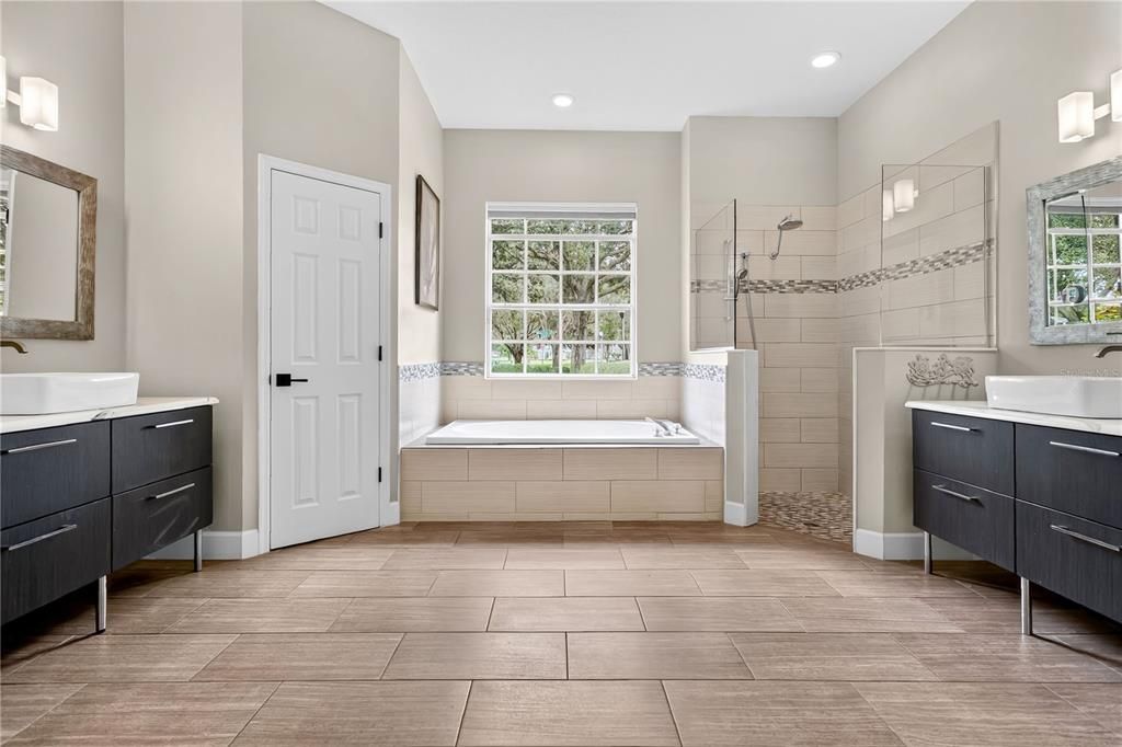 合同活跃: $869,000 (4 贝兹, 3 浴室, 2716 平方英尺)