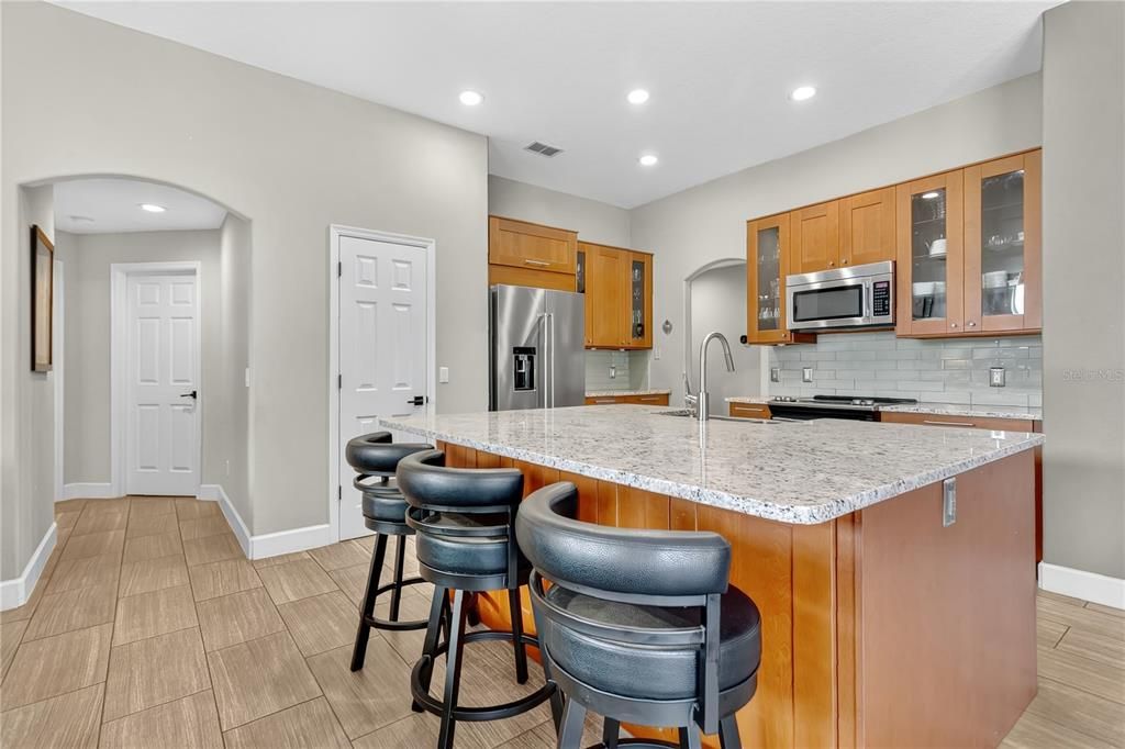 合同活跃: $869,000 (4 贝兹, 3 浴室, 2716 平方英尺)