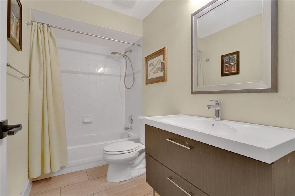 合同活跃: $869,000 (4 贝兹, 3 浴室, 2716 平方英尺)