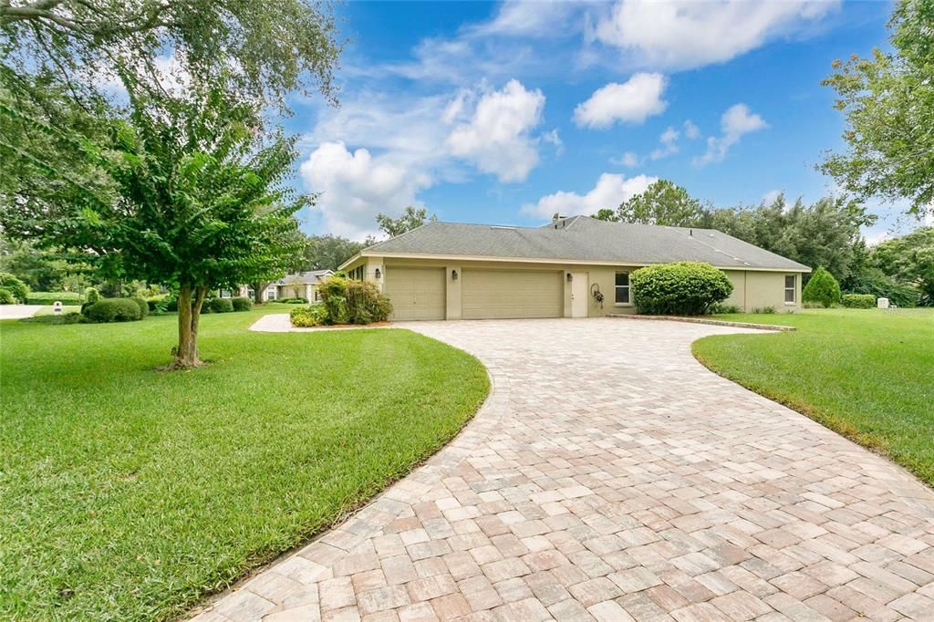 合同活跃: $869,000 (4 贝兹, 3 浴室, 2716 平方英尺)