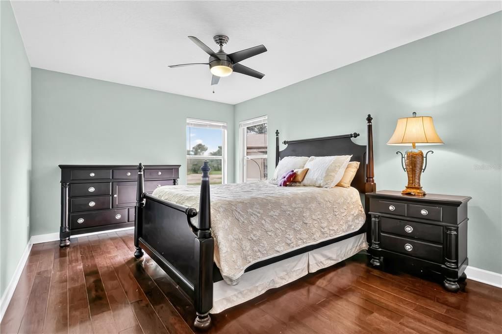 合同活跃: $869,000 (4 贝兹, 3 浴室, 2716 平方英尺)