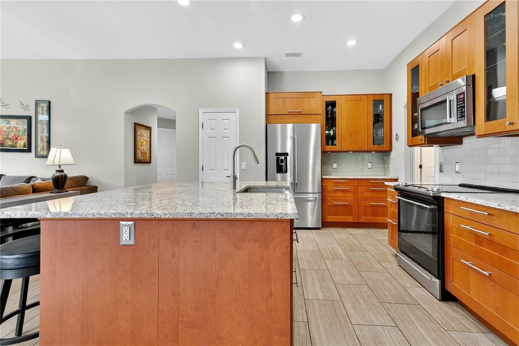 合同活跃: $869,000 (4 贝兹, 3 浴室, 2716 平方英尺)