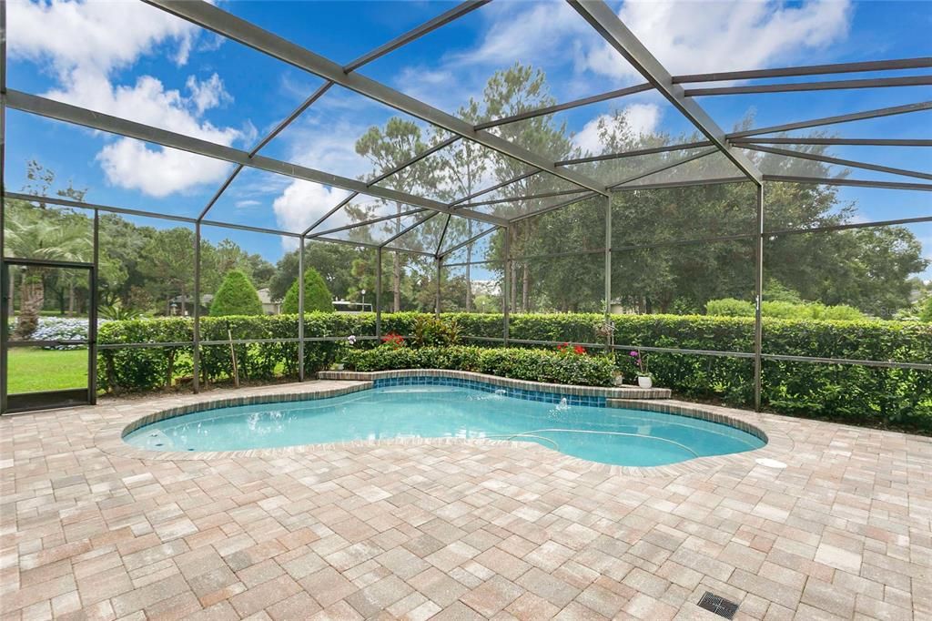 合同活跃: $869,000 (4 贝兹, 3 浴室, 2716 平方英尺)