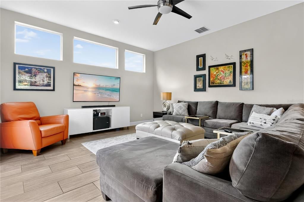 合同活跃: $869,000 (4 贝兹, 3 浴室, 2716 平方英尺)