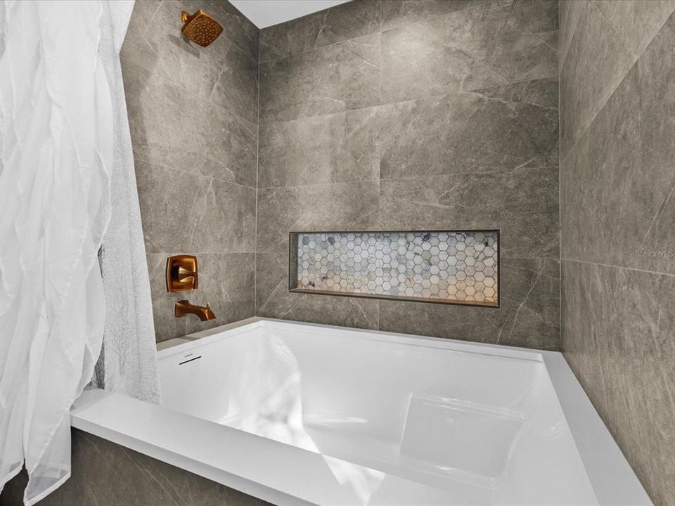 出租: $25,000 (4 贝兹, 4 浴室, 3958 平方英尺)