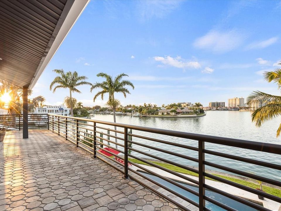 出租: $25,000 (4 贝兹, 4 浴室, 3958 平方英尺)