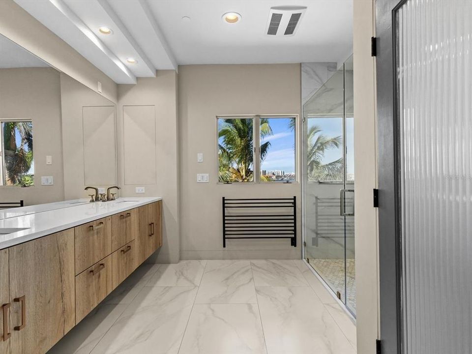 出租: $25,000 (4 贝兹, 4 浴室, 3958 平方英尺)