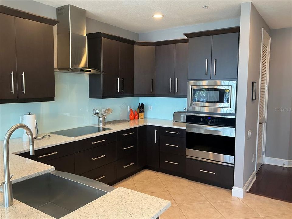 Active With Contract: $699,500 (2 beds, 2 baths, 1983 Square Feet)