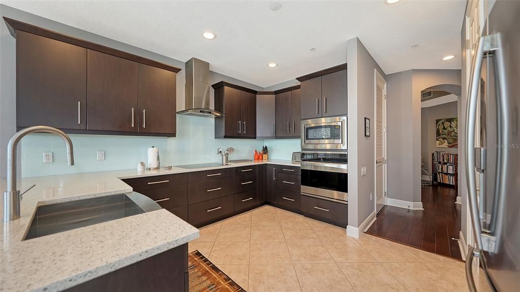 Active With Contract: $699,500 (2 beds, 2 baths, 1983 Square Feet)