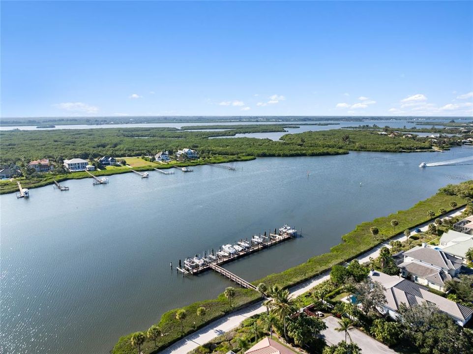 En Venta: $972,000 (4 camas, 3 baños, 2709 Pies cuadrados)