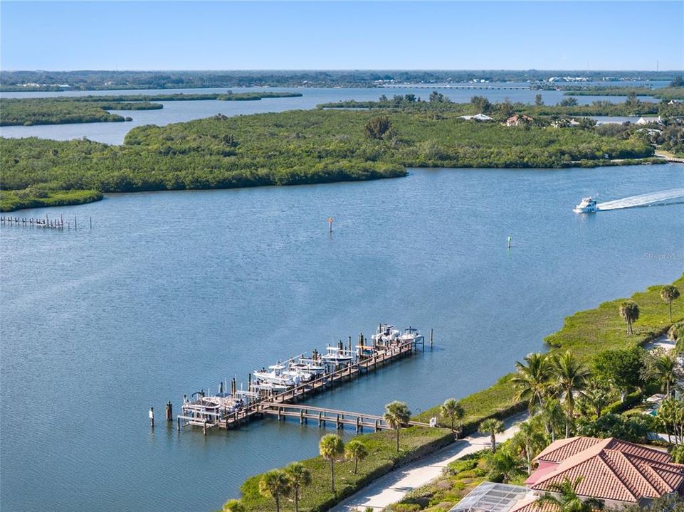 En Venta: $972,000 (4 camas, 3 baños, 2709 Pies cuadrados)