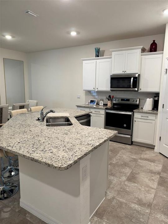 合同活跃: $3,400 (2 贝兹, 2 浴室, 1552 平方英尺)