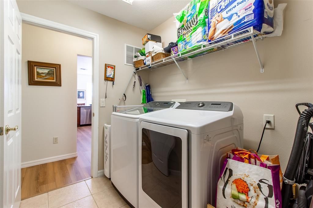 合同活跃: $389,900 (3 贝兹, 2 浴室, 2093 平方英尺)