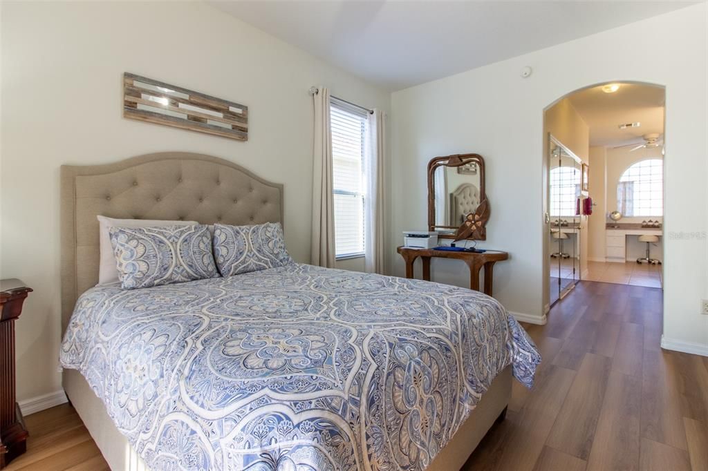 合同活跃: $389,900 (3 贝兹, 2 浴室, 2093 平方英尺)