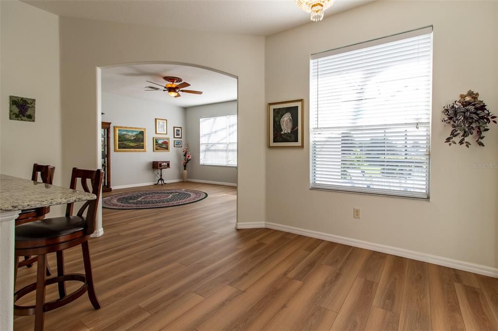 合同活跃: $389,900 (3 贝兹, 2 浴室, 2093 平方英尺)