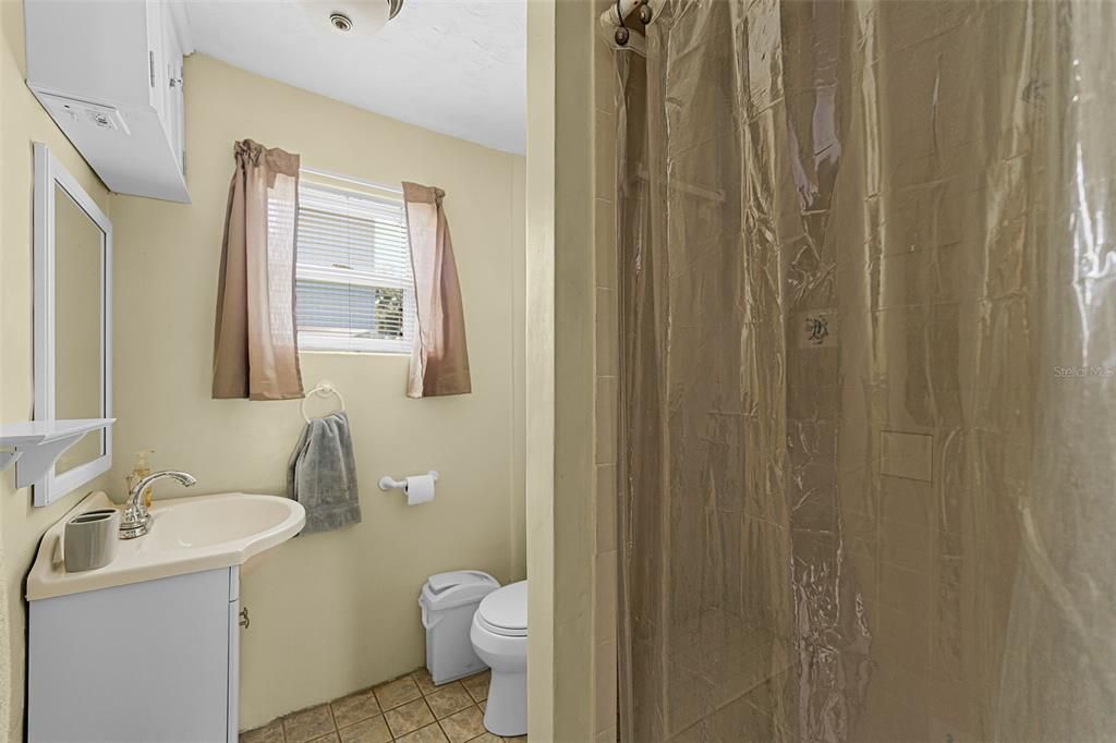 For Sale: $194,000 (2 beds, 1 baths, 896 Square Feet)