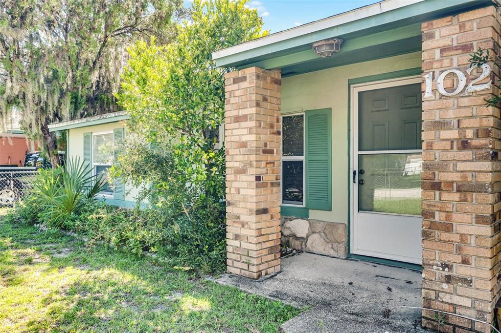 For Sale: $194,000 (2 beds, 1 baths, 896 Square Feet)