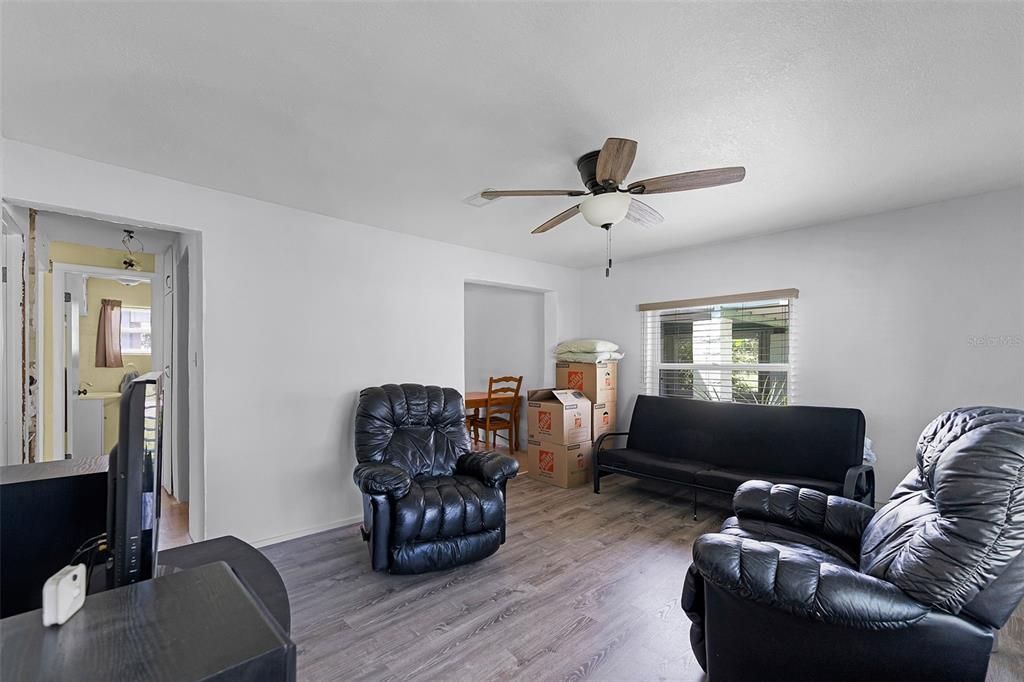 For Sale: $194,000 (2 beds, 1 baths, 896 Square Feet)