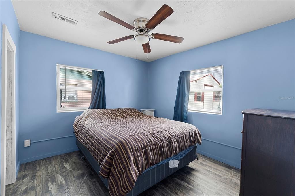 For Sale: $194,000 (2 beds, 1 baths, 896 Square Feet)