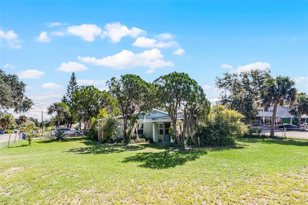 For Sale: $194,000 (2 beds, 1 baths, 896 Square Feet)