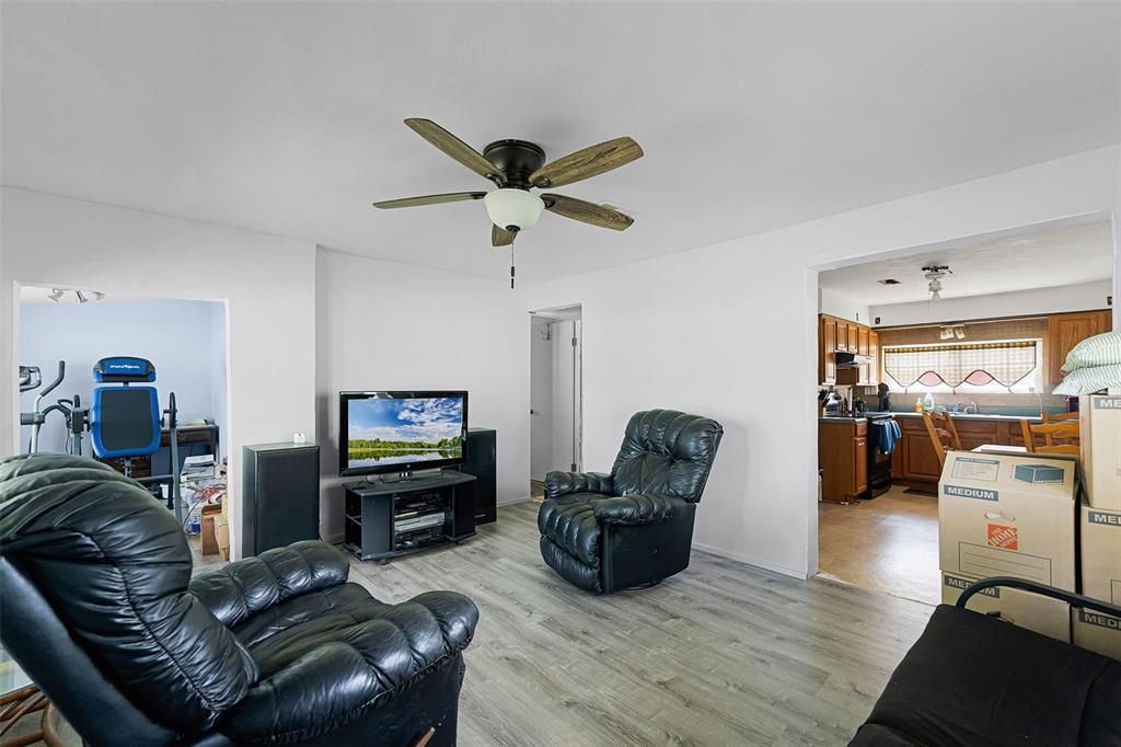 For Sale: $194,000 (2 beds, 1 baths, 896 Square Feet)