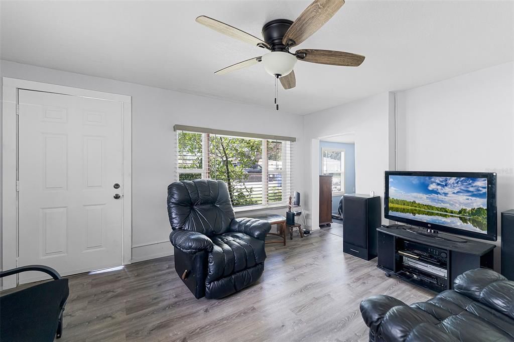 For Sale: $194,000 (2 beds, 1 baths, 896 Square Feet)