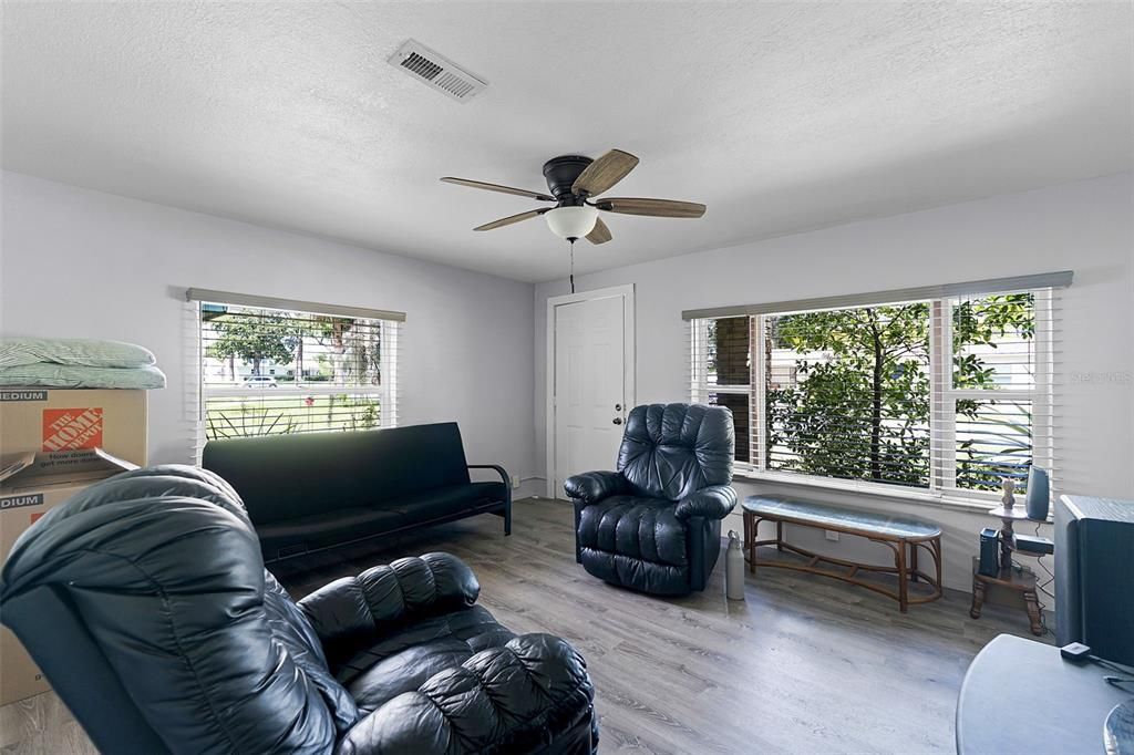 For Sale: $194,000 (2 beds, 1 baths, 896 Square Feet)