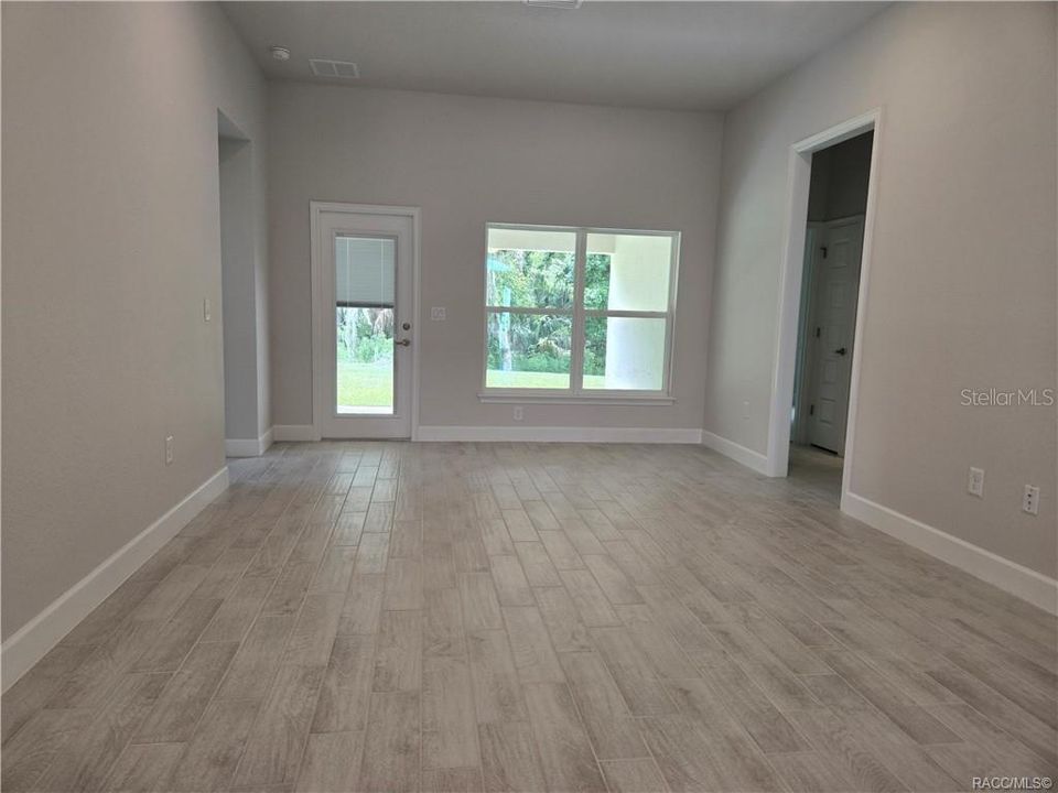 En Venta: $309,050 (4 camas, 2 baños, 1820 Pies cuadrados)