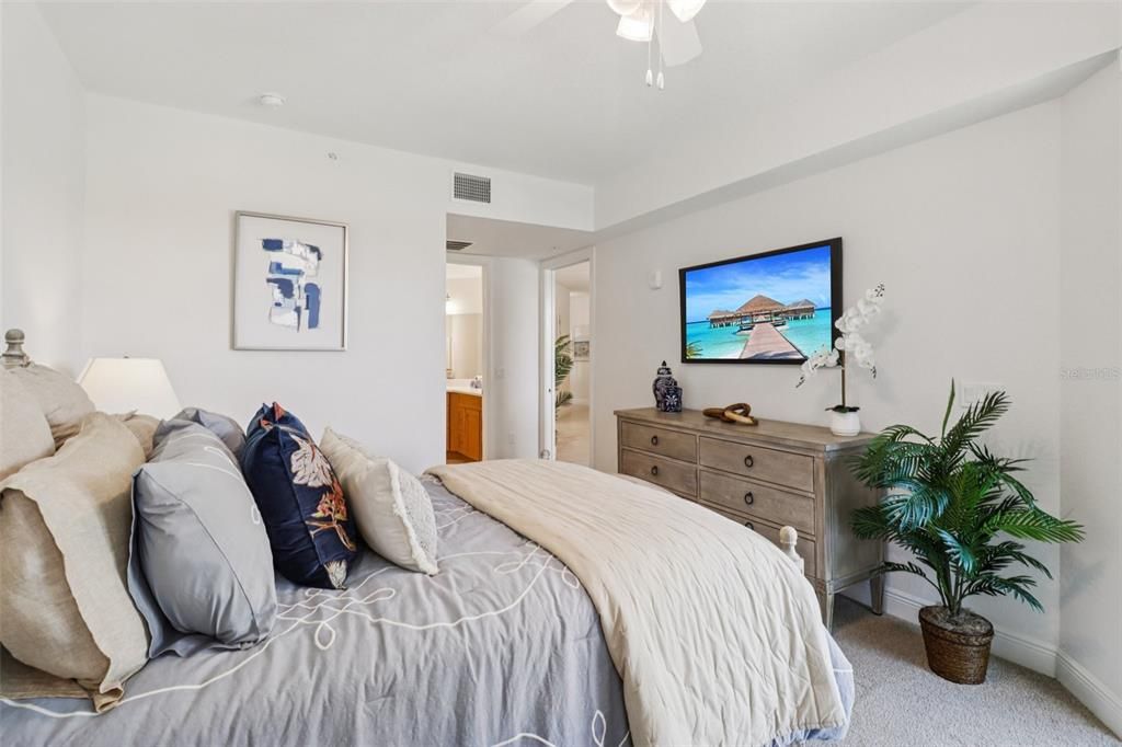 For Sale: $665,000 (2 beds, 2 baths, 1384 Square Feet)