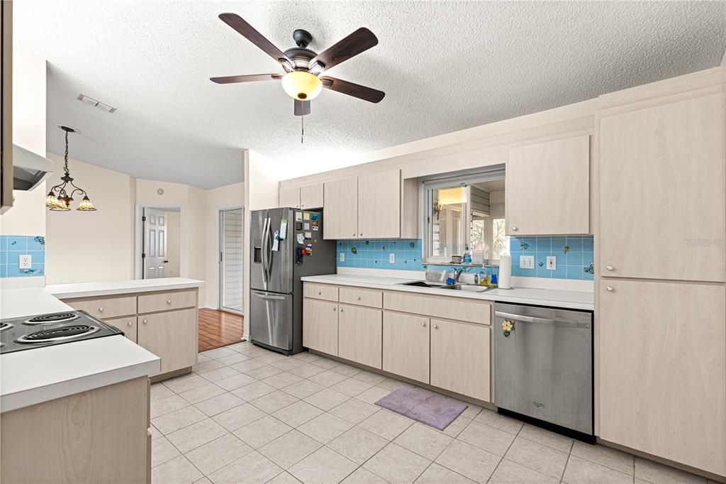 For Sale: $215,000 (2 beds, 2 baths, 1390 Square Feet)