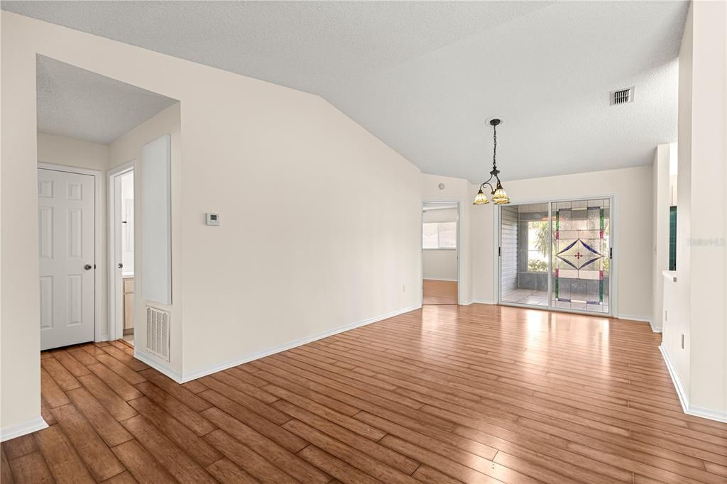 For Sale: $215,000 (2 beds, 2 baths, 1390 Square Feet)