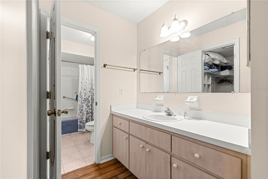 For Sale: $215,000 (2 beds, 2 baths, 1390 Square Feet)