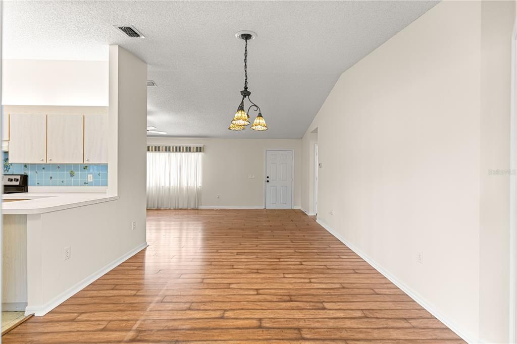 For Sale: $215,000 (2 beds, 2 baths, 1390 Square Feet)